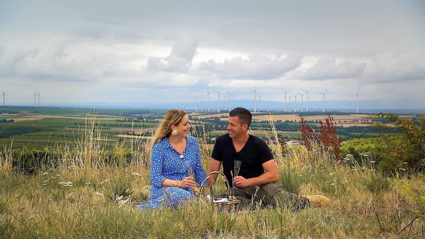 An ihrem letzten Abend gestehen sich Wein- und Ackerbauer Martin (36) aus Rheinland-Pfalz und Rebecca (40, Excecutive Assistant). dass es bei ihnen nicht gefunkt hat.
