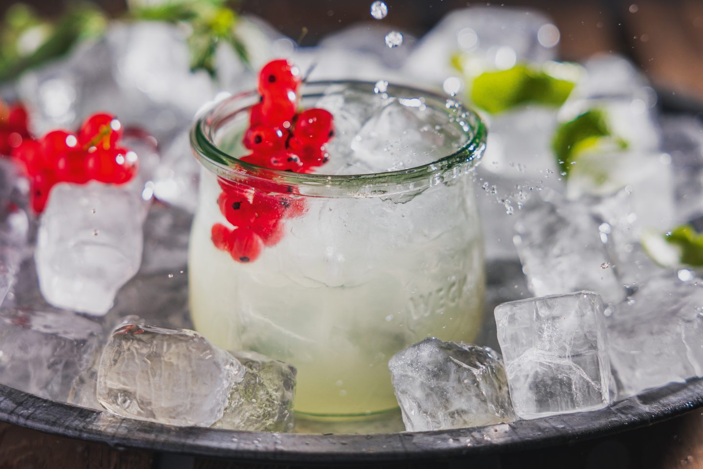 5 Schwarzwälder Cocktails und Aperitifs: Regionale Spezialitäten für besondere Momente 3 Der Clear Milk Cocktail von Naturpark-Wirt Johannes Dünnebacke vom Hotel Schlehdorn in Feldberg-Altglashütten ist etwas ganz besonderes. Zu finden ist das Rezept hierfür im Buch "Schwarzwald Milch - Das Kochbuch" des Tietge Verlags und von Schwarzwaldmilch.