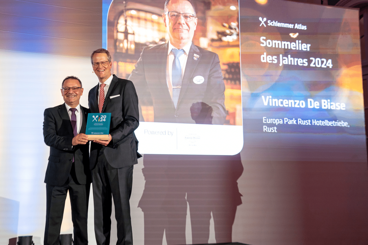 Johannes Großpietsch, Geschäftsführer Verlagshaus Busche, übergibt Vincenzo de Biase die Auszeichung als Sommelier des Jahres 2024 

