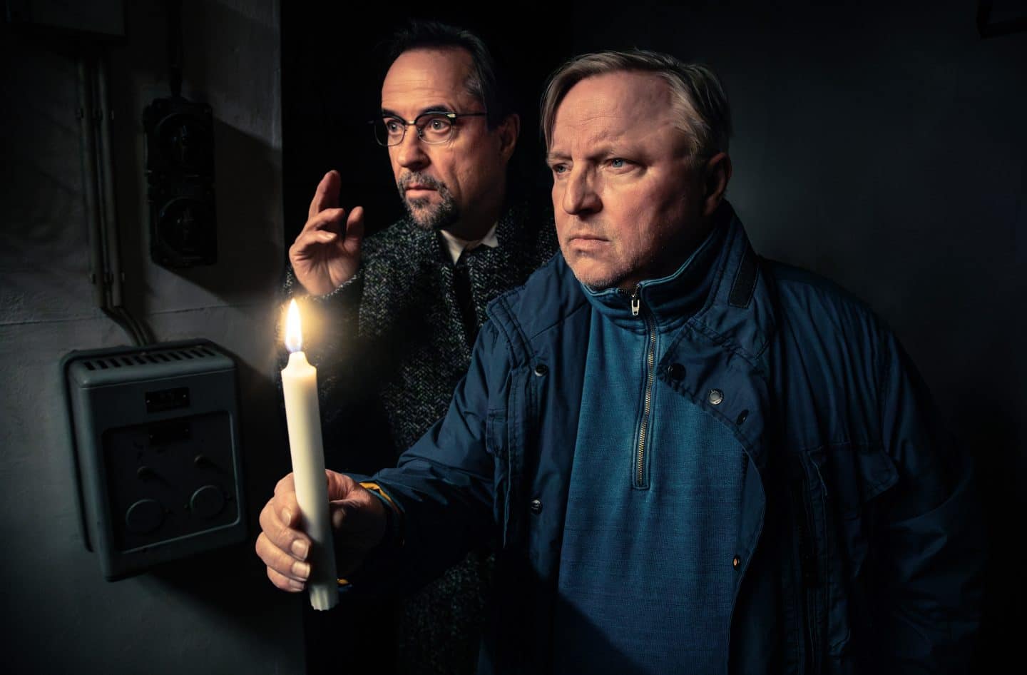 Hauptkommissar Thiel (Axel Prahl, r.) und Dr. Karl-Friedrich Boerne (Jan Josef Liefers, l).
