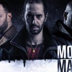 Promobild der Serie 'Mocro Maffia' mit drei Hauptcharakteren in dunkler Kleidung vor düsterem Hintergrund. Links ein Mann im braunen Mantel, in der Mitte ein Mann mit Lederjacke und ernstem Blick, rechts ein Mann mit rasiertem Kopf und schwarzer Jacke. Unter dem Bild steht der Titel 'Mocro Maffia' in großen weißen Buchstaben.