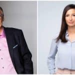 Günther Jauch (links) in einem dunklen Anzug mit rosa Hemd und Pinar Atalay (rechts) in einer hellblauen Bluse stehen jeweils vor neutralem Hintergrund. Beide blicken freundlich in die Kamera.