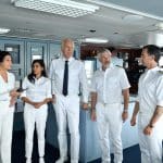 "Das Traumschiff: Hudson Valley": Auf der Schiffsbrücke: Hanna Liebhold (Barbara Wussow) unterhält sich angeregt mit Kapitän Max Parger (Florian Silbereisen). Dr. Jessica Delgado (Collien Ulmen-Fernandes, Oskar Schifferle (Harald Schmidt) und Staff-Kapitän Martin Grimm (Daniel Morgenroth) beobachten die beiden.