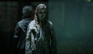 "Hameln - Verloren": Das Geisterkind Greta (Nora Püttmann) starrt bedrohlich. Sie steht neben einem Swimmingpool.