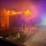 Ein Stallgebäude in Stockach-Airach steht in Flammen. Der Vollbrand erleuchtet die Umgebung in einem dramatischen Szenario.