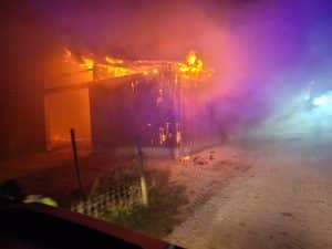 Ein Stallgebäude in Stockach-Airach steht in Flammen. Der Vollbrand erleuchtet die Umgebung in einem dramatischen Szenario.