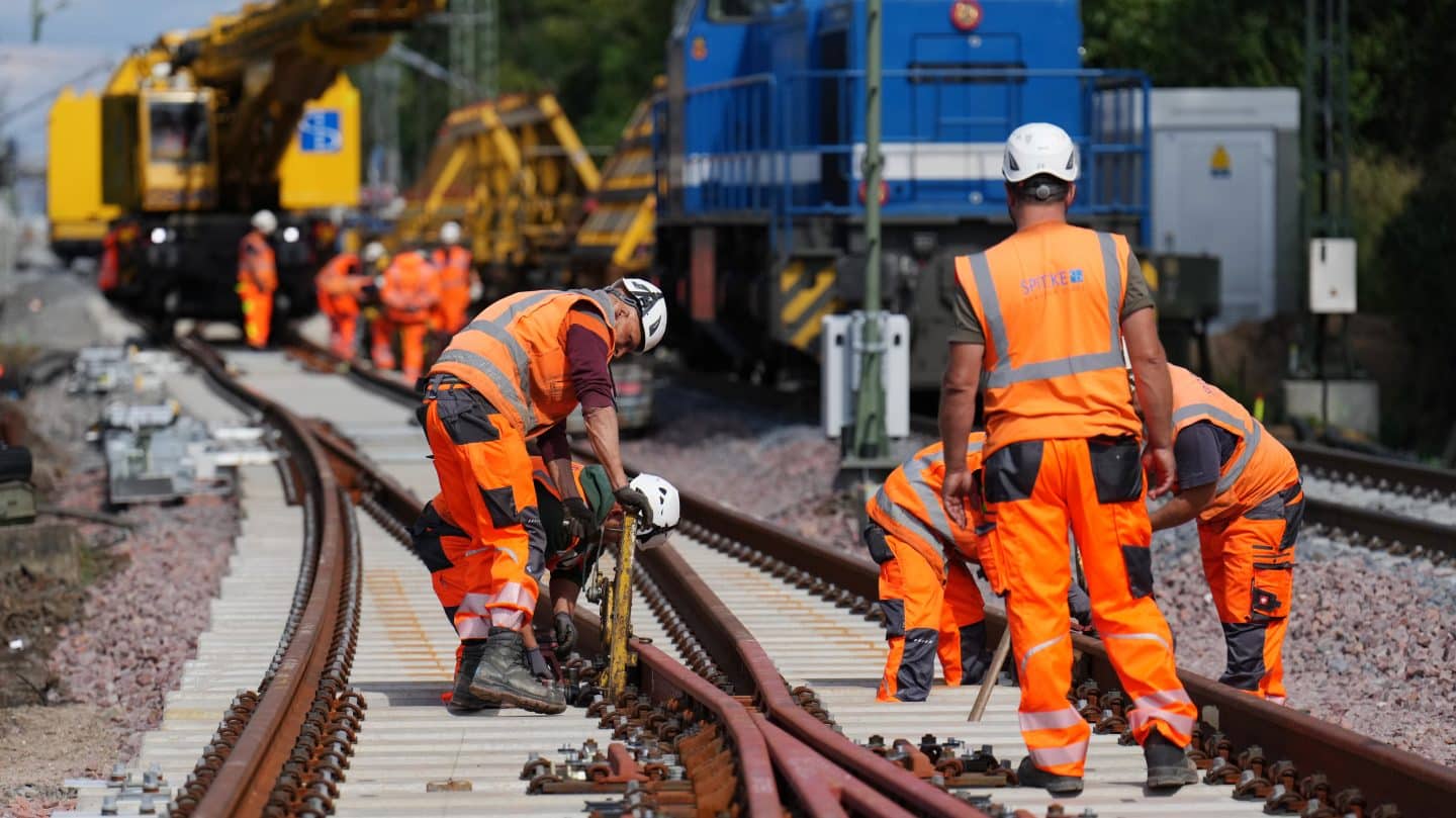 VRN kritisiert Verzögerungen bei Riedbahn – Pendler fordern schnelle Lösungen
