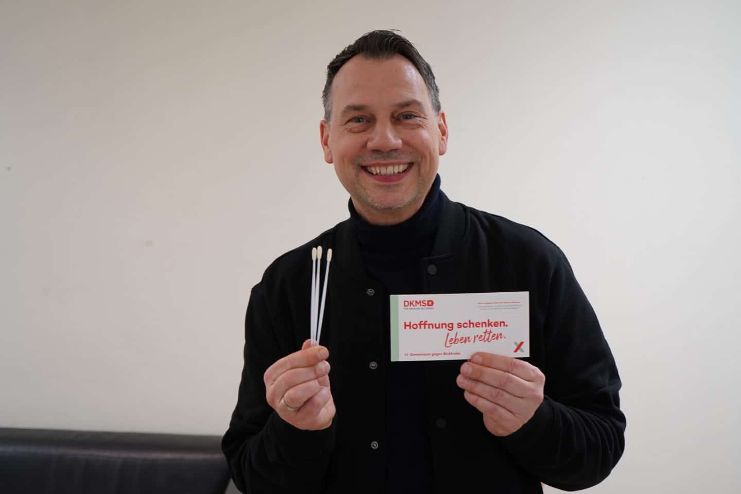 Sebastian Fitzek: „Mund auf, Stäbchen rein!“ – Der Bestsellerautor kämpft gegen Blutkrebs