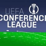 Logo der UEFA Conference League vor einem blauen Hintergrund mit grünem Fußballfeld und taktischen Linien