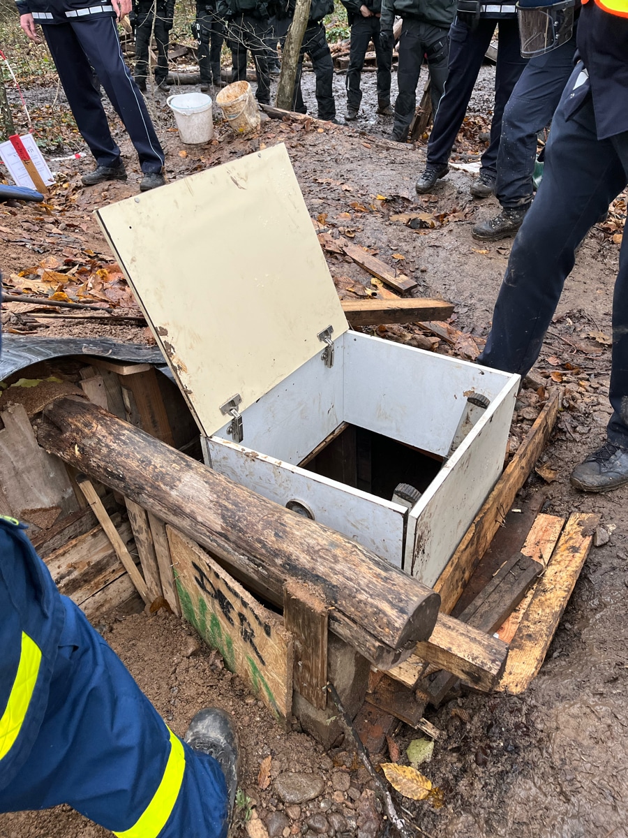 Über diesen Einstieg gelangte man in die unterirdische Holzkonstruktion
