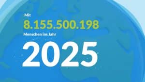 Grafik mit stilisiertem Globus im Hintergrund und dem Text: "Mit 8.155.500.198 Menschen ins Jahr 2025" in großen Zahlen. Der Text ist in Blau-, Gelb- und Weißtönen gestaltet.