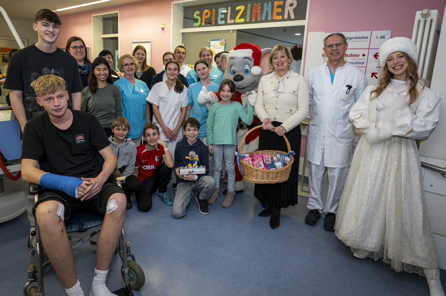 Adventszauber in der Kinderklinik Ortenau: Ed Euromaus begeistert kleine Patienten!