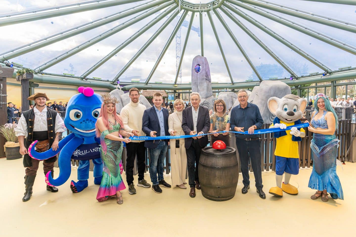 Die Inhaberfamilie Mack bei der offiziellen Wiedereröffnung des Wasser-Karussels Tønnevirvel
