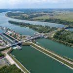 Luftaufnahme der Schleuse Iffezheim am Rhein im Landkreis Rastatt. Zu sehen sind die Schleusenanlagen, Wasserstraßen und umliegende Grünflächen.