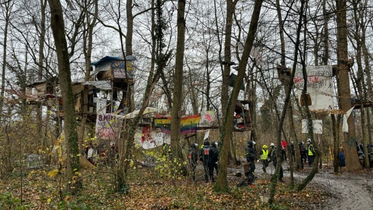 Lebensgefahr in Freiburg: Polizei befreit Klima-Betonierer aus Erdloch