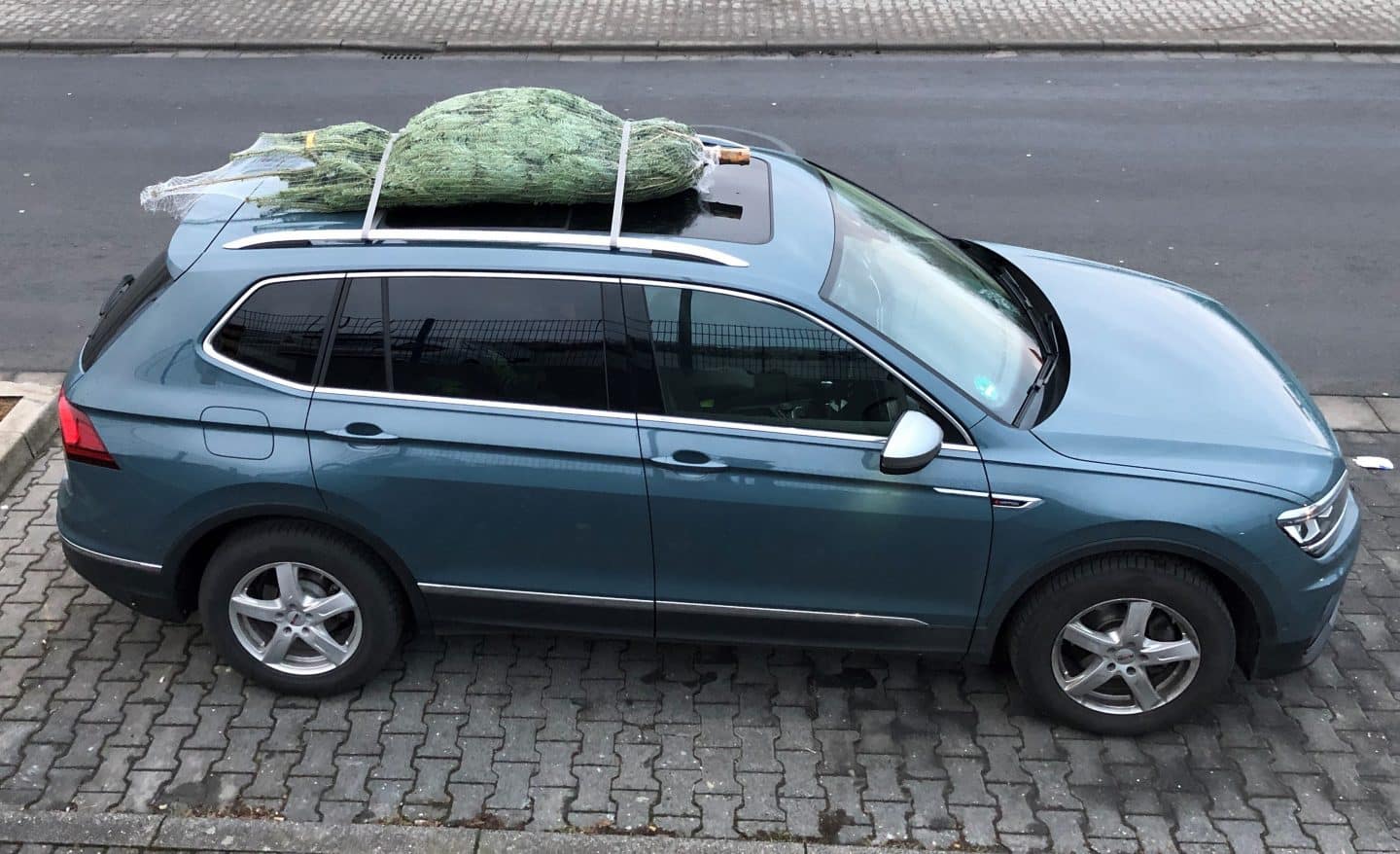 Sicher nach Hause: Der Tannenbaum-Taxi Guide – Einfache ADAC-Tipps für den Christbaum-Transport