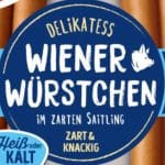 Detailansicht des Verpackungsdesigns von GUT&GÜNSTIG Wiener Würstchen. Der blaue Kreis in der Mitte zeigt den Text 'Delikatess Wiener Würstchen im zarten Saitling' mit dem Zusatz 'Zart & Knackig'. Links unten ist der Hinweis 'Heiß oder kalt genießen' zu sehen.
