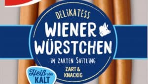 Detailansicht des Verpackungsdesigns von GUT&GÜNSTIG Wiener Würstchen. Der blaue Kreis in der Mitte zeigt den Text 'Delikatess Wiener Würstchen im zarten Saitling' mit dem Zusatz 'Zart & Knackig'. Links unten ist der Hinweis 'Heiß oder kalt genießen' zu sehen.