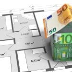 Ein kleines Hausmodell aus gefalteten 50- und 100-Euro-Geldscheinen steht auf einem Bauplan. Die Illustration symbolisiert Baukosten, Immobilienpreise und Finanzierung von Wohnbauprojekten.