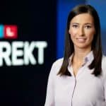 Moderatorin Pinar Atalay vor dem Logo von RTL Direkt, lächelnd in die Kamera blickend.