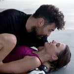 Personenschützerin Helen Schilling (l., Svenja Jung) und ihr Mann Cem (l., Ugur Kaya) kommen sich leidenschaftlich näher.