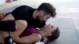 Personenschützerin Helen Schilling (l., Svenja Jung) und ihr Mann Cem (l., Ugur Kaya) kommen sich leidenschaftlich näher.