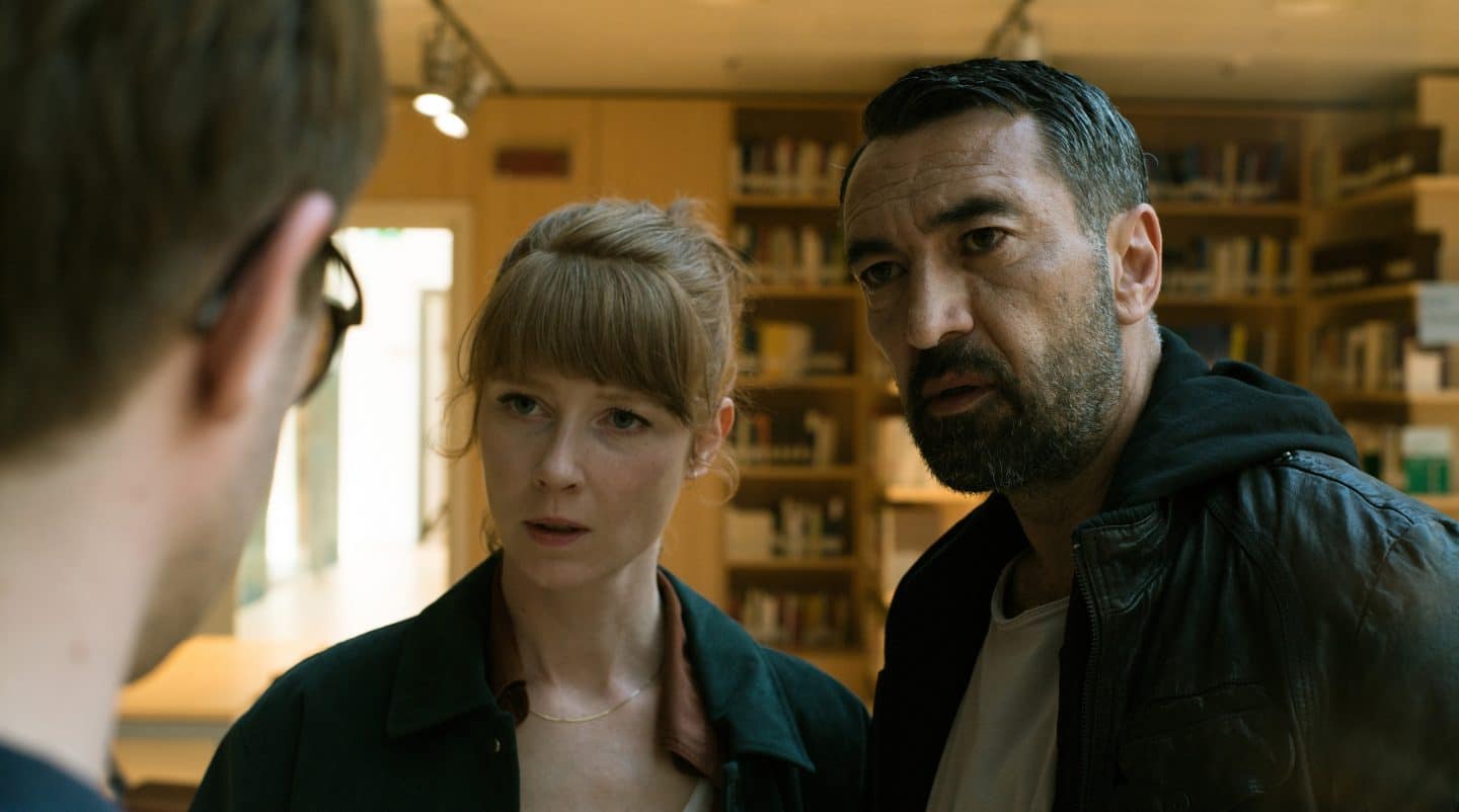 „Mordach – Tod in den Bergen“: Hochspannender Krimi-Zweiteiler im Ersten 3 Cuma Ozan (Mehmet Kurtuluş, re.) und Toni Brandner (Sarah Bauerett, Mitte) befragen Paul Reiter (Arne Kertesz, li.).