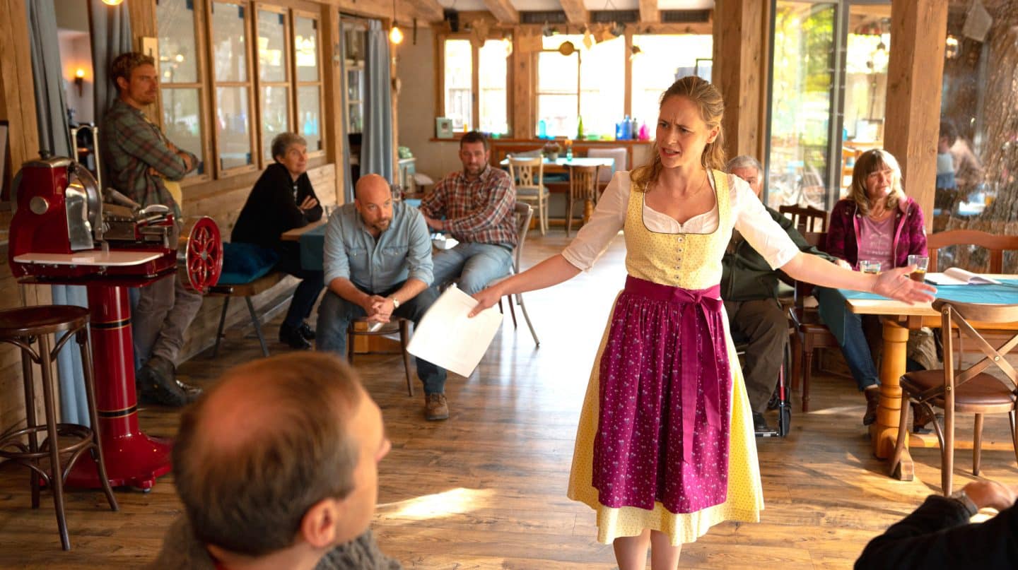 Dirndl statt Kostüm: Ella (Inez Bjørg David,  2. v. re.) versucht die Bewohner in ihrem Heimatdorf zu überzeugen. Florian (Leo Reisinger, hinten li.) und Karsten (Stephan Zinner, hinten Mitte) sind skeptisch.

