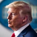 Donald Trump während einer Pressekonferenz im Weißen Haus. Im Hintergrund ist das Logo des Weißen Hauses leicht verschwommen zu erkennen.