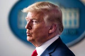 Donald Trump während einer Pressekonferenz im Weißen Haus. Im Hintergrund ist das Logo des Weißen Hauses leicht verschwommen zu erkennen.