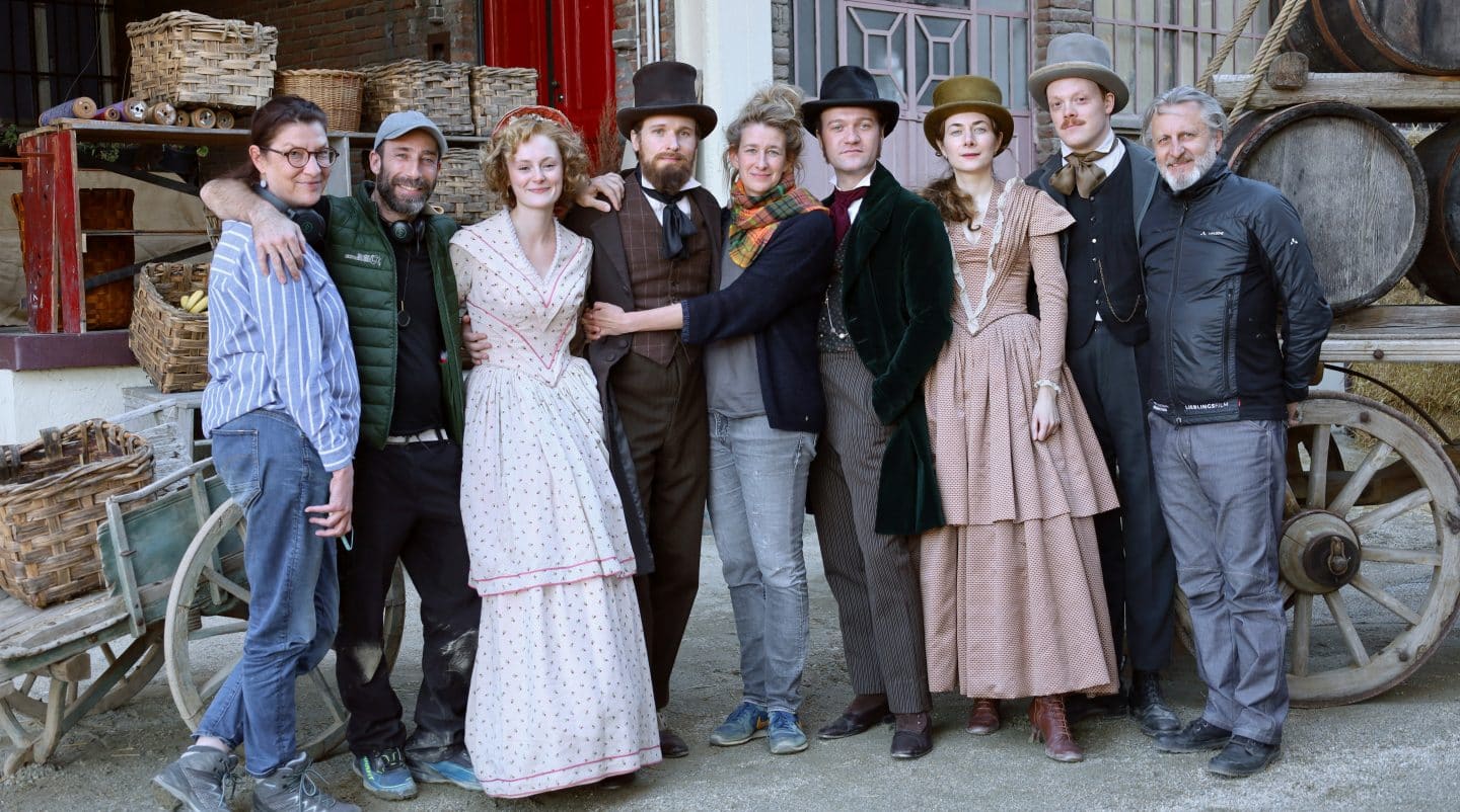 In den Hauptrollen Vincent Redetzki, Amy Benkenstein, Anton von Lucke und Lea van Acken
Susanne Hildebrand (Ausführende Produzentin), Armin Dierolf (Kameramann), Lea van Acken (Rolle Annie), Anton von Lucke (Rolle Jacob Davis), Neele Leana Vollmar (Regisseurin), Vincent Redetzki (Rolle Levi), Amy Benkenstein (Rolle Fanny), Lukas Rüppel (Rolle Mr. Goodman), Robert Marciniak (Produzent Lieblingsfilm).