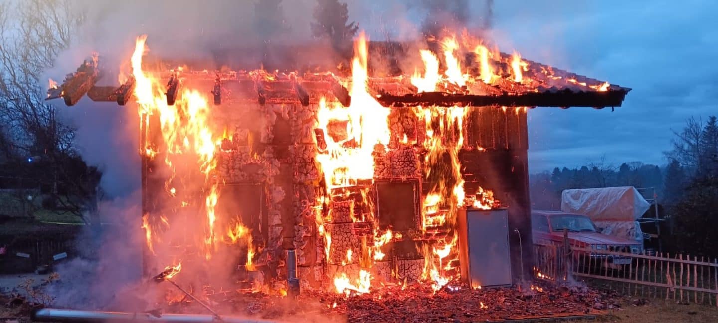 Wohnhaus in Pforzheim in Flammen: Dachstuhlbrand sorgt für Großeinsatz