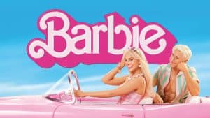 Filmplakat von 'Barbie' mit Margot Robbie als Barbie und Ryan Gosling als Ken. Barbie sitzt in einem pinken Cabrio und winkt fröhlich, während Ken auf dem Beifahrersitz entspannt schaut. Der Filmtitel 'Barbie' steht in großen, rosa Buchstaben vor einem blauen Himmel.