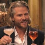 Paul Janke bei einem romantischen Dinner in der Show 'Promi First Dates', lächelnd und mit einem Glas in der Hand.