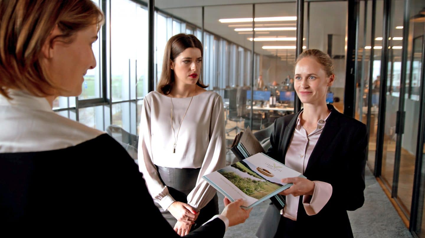 Chefin Evelyn Wissinger (Nicole Marischka, li.) mit den Rivalinnen Ella (Inez Bjørg David) und Stefanie (Marie Nasemann, Mitte).
