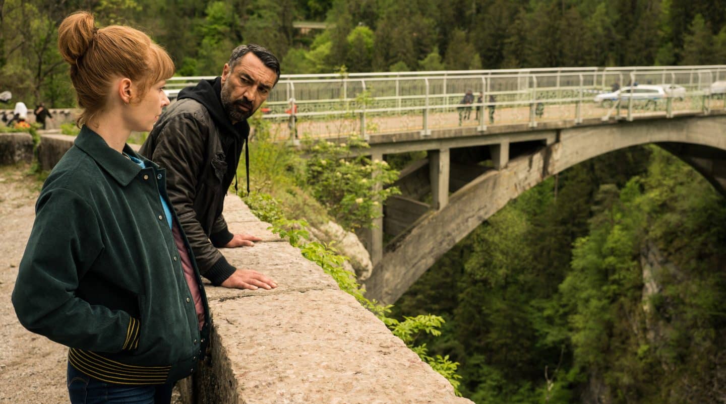 „Mordach – Tod in den Bergen“: Hochspannender Krimi-Zweiteiler im Ersten 2 Toni Brandner (Sarah Bauerett, re.) fällt es schwer, dem BKA-Beamten Cuma Ozan (Mehmet Kurtuluş, li.) zu trauen.
