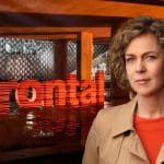 Ilka Brecht, Moderatorin des ZDF-Politmagazins „frontal“, steht vor dem roten „frontal“-Logo in einer modernen Kulisse.