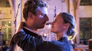 Ella (Inez Bjørg David) findet Gefallen an Florian (Leo Reisinger).