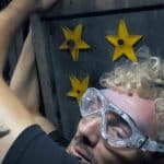 Alessia und Sam Dylan müssen zur gemeinsamen Dschungelprüfung "KFZ-Würgstatt" antreten. Sam wird auf der Ladefläche eines alten Transporters eingesperrt und muss mit den von Alessia gefundenen Werkzeugen Sterne abschrauben. Ratten, Kakerlaken, Heuschrecken, Fliegen und Mehlwürmer natürlich wird Sam nicht alleine auf der Ladefläche bleiben.