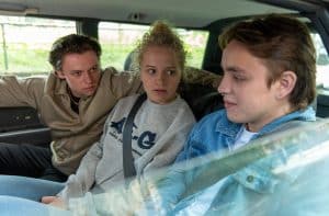 Inke Hamann (Kya-Celina Barucki, Mitte) sitzt im Auto und blickt entsetzt. Neben ihr sitzt ihr Freund Finn Eggert (Lasse Stadelmann, rechts), der sie nicht vor der bedrohlichen Aggressivität von Robin Bongards (Junis Marlon, links) schützt.