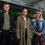 "München Mord - Nix für Angsthasen": Harald Neuhauser (Marcus Mittermeier), Ludwig Schaller (Alexander Held) und Angelika Flierl (Bernadette Heerwagen) stehen in einem Raum vor einer Fensterfront mit zugezogenen Vorhängen und schauen grimmig in die Kamera.
