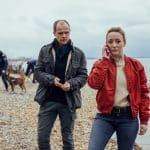 "Die Toten vom Bodensee - Die Medusa": Micha Oberländer (Matthias Koeberlin) und Luisa Hoffmann (Alina Fritsch) stehen zusammen am Ufer. Luisa Hoffmann (Alina Fritsch) telefoniert mit dem Handy.