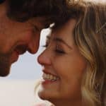 "Ein Sommer in Italien": Raffaele (Jonathan Hutter) und Billie (Hanna Plaß) stehen Stirn an Stirn und lachen sich glücklich an.