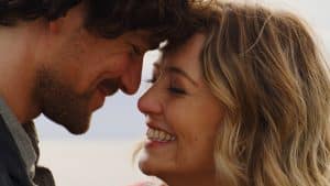 "Ein Sommer in Italien": Raffaele (Jonathan Hutter) und Billie (Hanna Plaß) stehen Stirn an Stirn und lachen sich glücklich an.