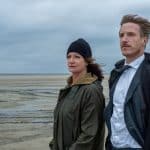 "Unter anderen Umständen – Die einzige Zeugin": Jana Winter (Natalia Wörner) und Kommissar Jacobsen (Golo Euler) stehen am Strand. Es weht ein starker Wind.