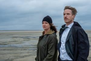 "Unter anderen Umständen – Die einzige Zeugin": Jana Winter (Natalia Wörner) und Kommissar Jacobsen (Golo Euler) stehen am Strand. Es weht ein starker Wind.