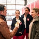 "Die Chefin - Grenzgänger": Paul Böhmer (Jürgen Tonkel) hält mehrere 200 Euro Scheine in der Hand. Die Rettungssanitäter Sebastian Weber (Stephan Luca) und Martina Jessing (Anna Brüggemann) blicken ihn skeptisch an. Vera Lanz (Katharina Böhm) steht neben ihm im Spindbereich der Rettungsstation.