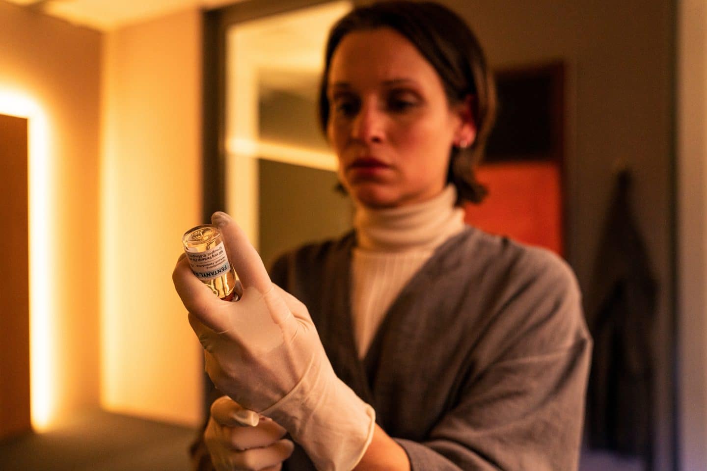 „Die Chefin – Grenzgänger“ – Mord, Drogen und ein dubioses Meditationszentrum 2 "Die Chefin - Grenzgänger": Sophia May (Kristin Suckow) steht in ihrem Studio zieht eine Spritze auf.