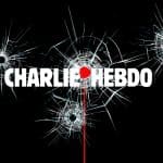 Grafik mit dem Schriftzug 'Charlie Hebdo', durchbrochen von Einschusslöchern und einem roten Zielpunkt auf schwarzem Hintergrund. Symbolisiert die Erinnerung an den Anschlag auf die Satirezeitschrift im Jahr 2015.