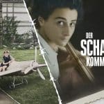 Filmposter der Dokumentation 'Der Schatten des Kommandanten': Links ein historisches Foto eines Jungen, der auf einem Spielzeugflugzeug in einem Garten sitzt, im Hintergrund ein Haus. Rechts eine Frau mit einem Musikinstrument, begleitet vom Filmtitel in weißer Schrift